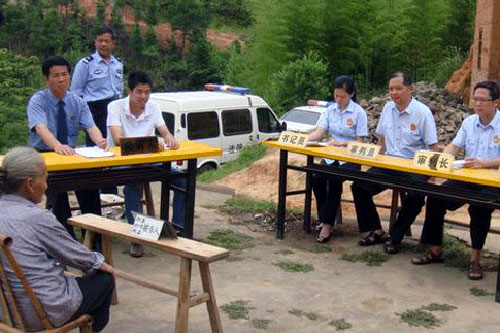 会昌法院深入山区村寨审理涉老刑事案件